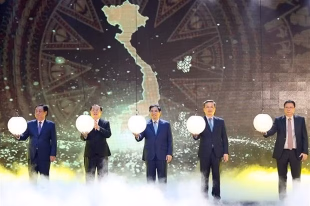 PM Pham Minh Chinh (middle) at the event. (Photo: VNA)
