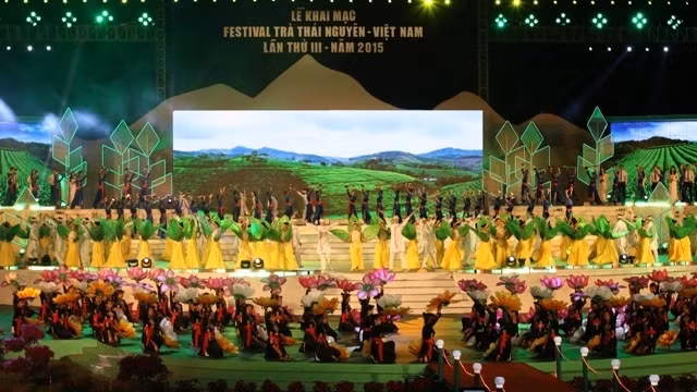 An arts performance at the opening ceremony of the third Thai Nguyen Tea Festival (Credit: cpv)
