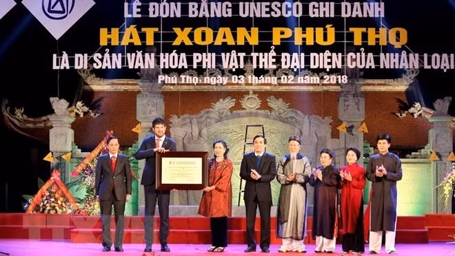 Head of UNESCO’s Hanoi Office and UNESCO Representative to Vietnam, Michael Croft (second from left) presents the certificate of recognition for Xoan singing to a Phu Tho provincial leader. (Photo: VNA)
