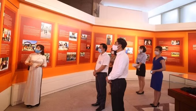 At the exhibition. (Photo: hanoimoi.com.vn)