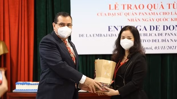 Panamanian Ambassador Eligio Salas III (L) presents aid for children to Director of the Birla Children’s Village Trinh Thanh Huyen on November 3.