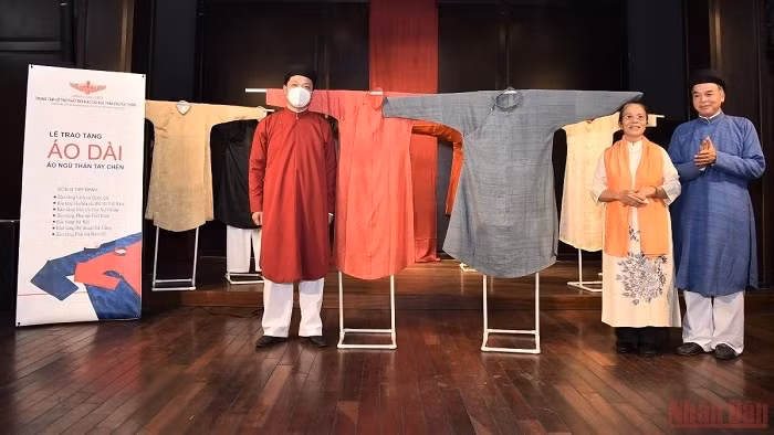 Sets of five-flap Ao Dai presented to museums to promote the traditional Vietnamese costume (Photo: NDO/Minh Duy)
