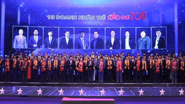 Outstanding entrepreneurs honoured at the ceremony (Photo: CPV)