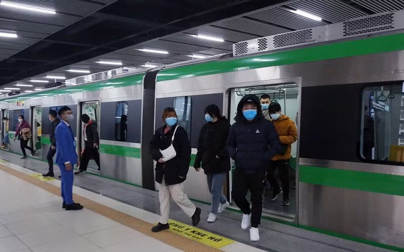 After more than four months put into operation, the Cat Linh-Ha Dong train has become a regular means of transport for many Hanoi people. (Photo: QUOC TOAN)