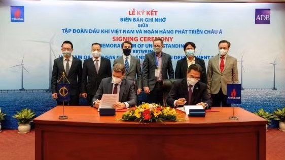 The signing ceremony between ADB and PetroVietnam (Photo: ADB)