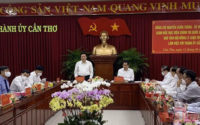 Politburo member Nguyen Xuan Thang speaks at the session.