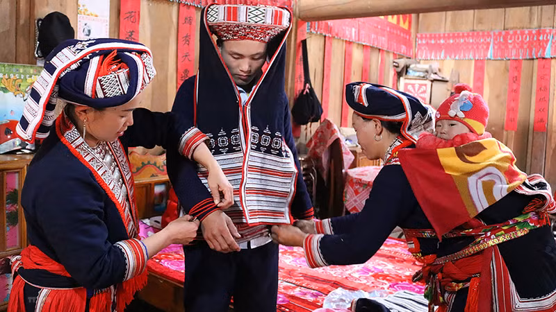Locals wear traditional costumes at a Red Dao wedding ceremony. (Photo: VNA)
