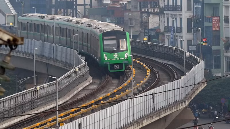 Passengers on Hanoi metro line exempted from fares for first 15 days of service
