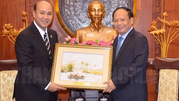 Vice Secretary of Ho Chi Minh City’s Party Committee Tat Thanh Cang (R) and President of the Union of Youth Federations of Cambodia Hun Many