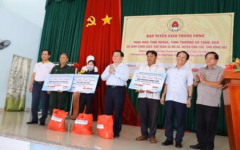 Secretary of the Party Central Committee Nguyen Trong Nghia presented gifts to policy beneficiaries in Dong Nai