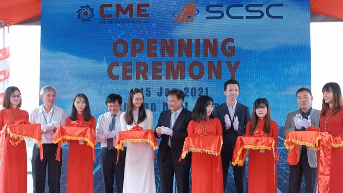 Delegates cut the ribbon inaugurating the rooftop solar power system at Tan Son Nhat airport’s cargo terminal.