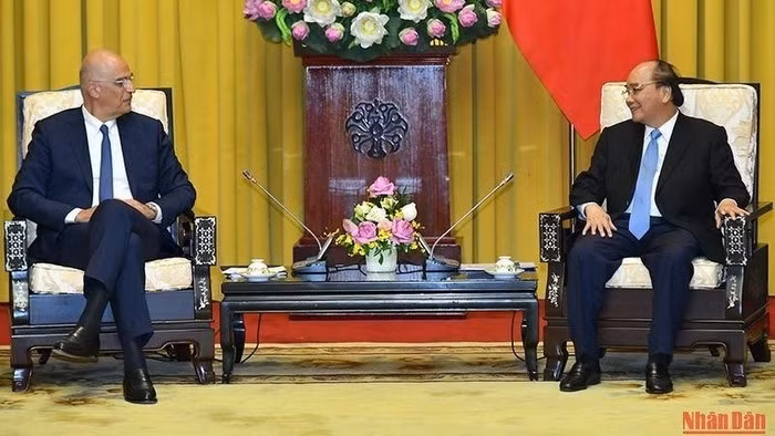 President Nguyen Xuan Phuc (right) receives Greek Foreign Minister Nikolaos Dendias. (Photo: NDO)