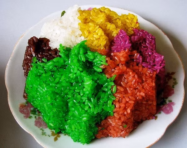 Colourful sticky rice is considered a symbol of the Nung Din ethnic group, in Lao Cai's Muong Khuong Town. (Photo: travelmag.vn)