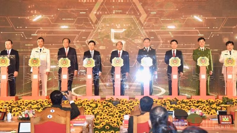 PM Nguyen Xuan Phuc and other delegates attend the ceremony to make debut the national database on population and a citizen ID card issuance and management system. 