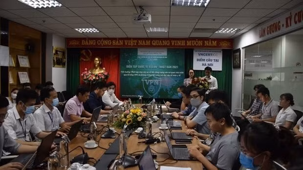 The 2021 ASEAN-Japan cybersecurity drill held at the Vietnam Cybersecurity Emergency Response Teams/Coordination Centre's headquarters. (Photo: VNA)