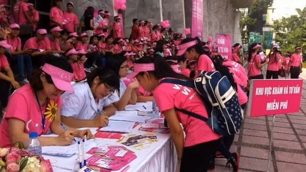 Youth register for early breast cancer detection programme (photo: Vietnamplus)