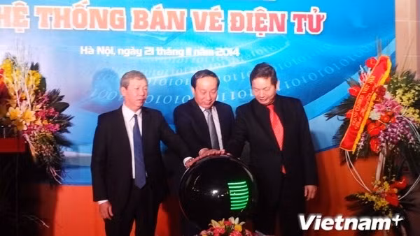 Vietnam Railways launches its e-ticket booking system at the Hanoi Railways Station on November 21 (Photo: VNA)