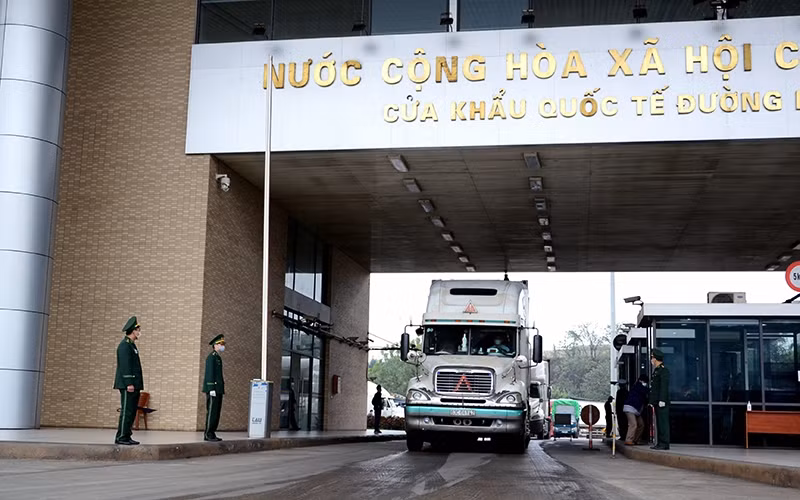 Customs clearance for agricultural products at Kim Thanh Border Gate (Lao Cai). (Photo: Quoc Hong)