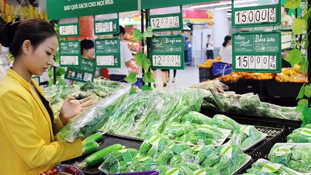 The prices of food and foodstuffs are showing signs of growing after a period of relative stability. (Photo: Bao Dau Tu)