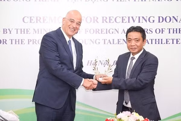 At the hand-over ceremony (Photo: VNA)