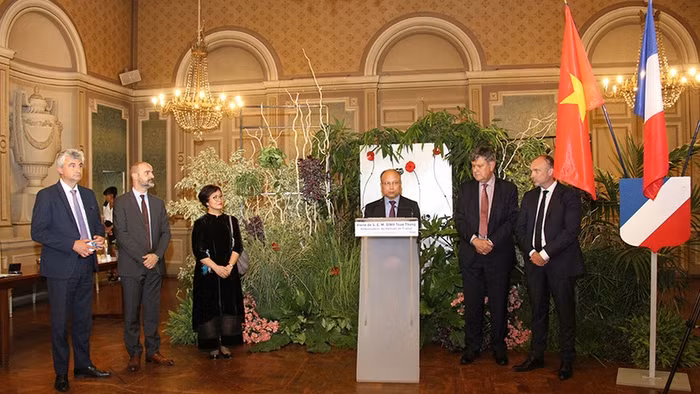 Ambassador Dinh Toan Thang speaks at the investment and business promotion conference between Vietnam and French localities. (Photo: NDO)