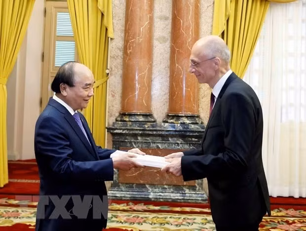 President Nguyen Xuan Phuc (left) and Croatian Ambassador Ivan Velimir Starcevic. (Photo: VNA)