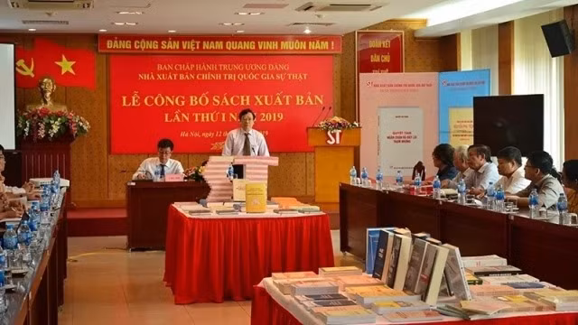 Leaders from the Su That National Political Publishing House present books at the announcement. (Photo: NDO/Nguyen Minh)
