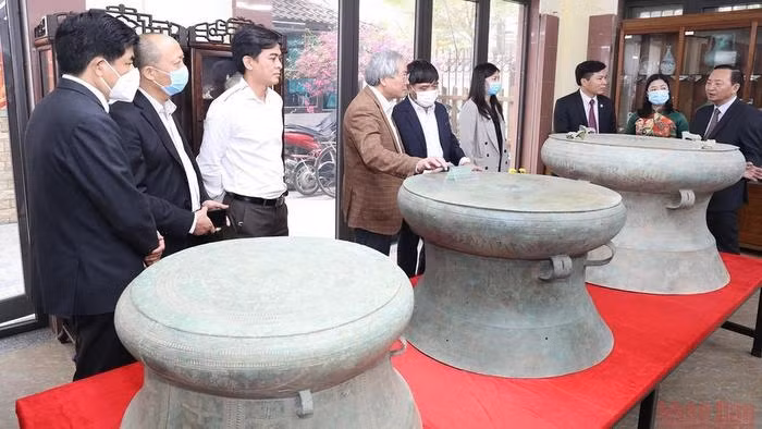 Many antiques are displayed at the exhibition. (Photo: NDO)