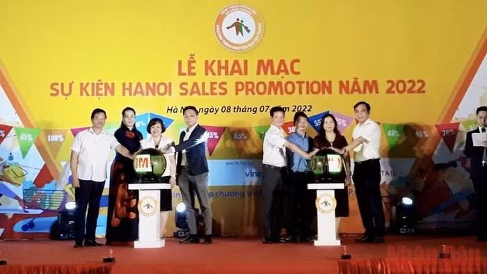 At the opening ceremony for the "Hanoi Sales Promotion" programme (Photo: NDO)