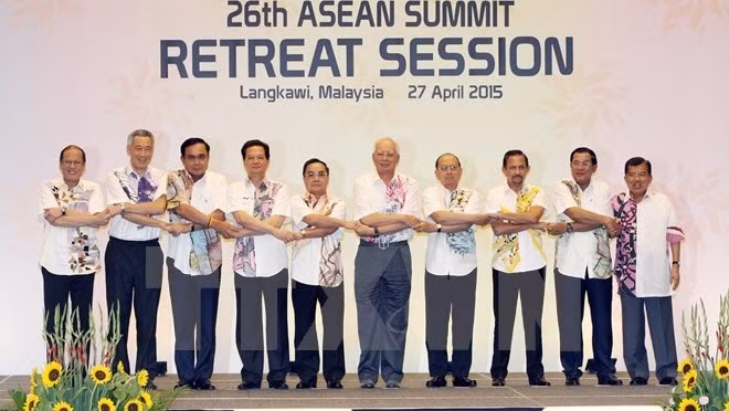 ASEAN member countries' leaders pose for a photo at the summit. (Credit: VNA)
