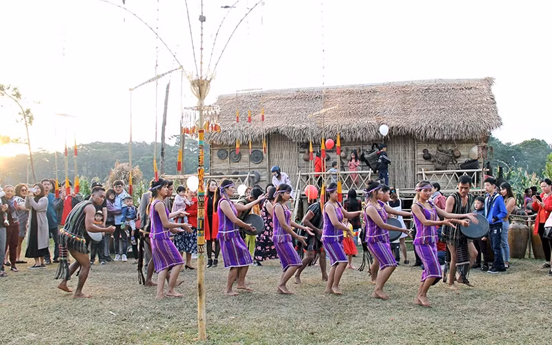 The Culture, Sports and Tourism Festival for Ethnic Groups in the Central Highlands region attracts indigenous people and tourists.