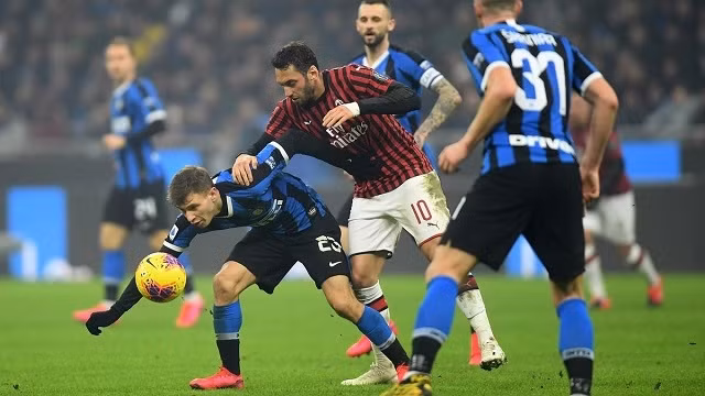 Soccer Football - Serie A - Inter Milan v AC Milan - San Siro, Milan, Italy - February 9, 2020 Inter Milan's Nicolo Barella in action with AC Milan's Hakan Calhanoglu. (Photo: Reuters)