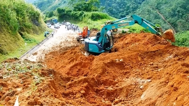 National Highway 279 across Bao Yen district, Lao Cai province was completely cut off by a landslide after heavy rains on July 31. (Photo: NDO/Quoc Hong)