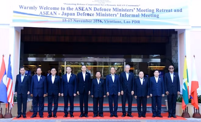 Officials at the ASEAN-Japan Defence Ministers' Informal Meeting pose for a photo (Credit: VNA)