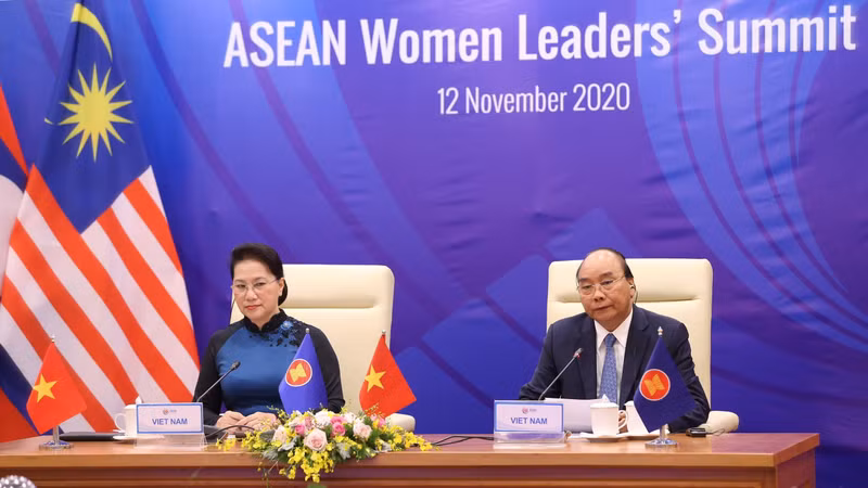NA Chairwoman Nguyen Thi Kim Ngan (L) and Prime Minister Nguyen Xuan Phuc at the event. (Photo: VGP)