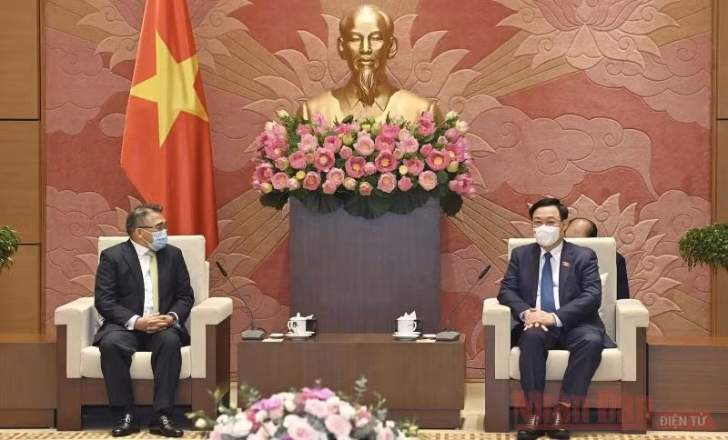 National Assembly Chairman Vuong Dinh Hue (R) meets Philippine Ambassador Meynardo Los Banos Montealegre (Photo: NDO/Duy Linh)