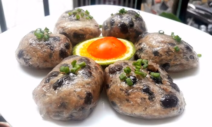 A dish of ‘banh trung’. (Photo by Viet An)