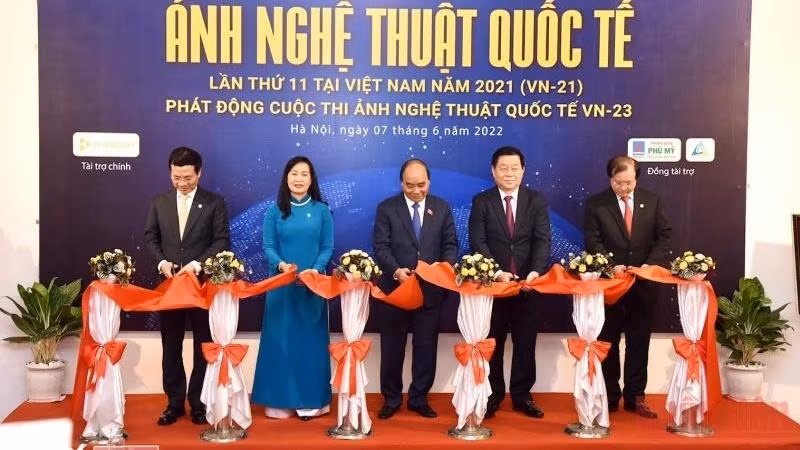 President Nguyen Xuan Phuc cuts the ribbon to open the exhibition. (Photo: Tran Hai)