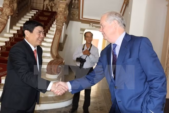 Chairman of the HCM City People's Committee Nguyen Thanh Phong (left) receives Chairman of the Trust for University Innovation in Vietnam (TUIV) Thomas Vallely.