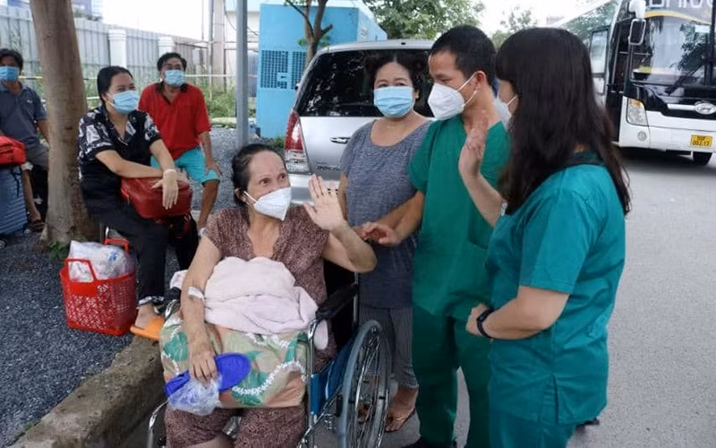 People infected with COVID-19 discharged from the hospital at the Resuscitation Centre of Bach Mai Hospital. (Photo: HA VAN DAO)