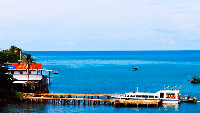 A beautiful view at Hon Nghe Wharf. 