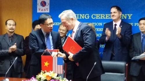 The signing ceremony between VAST and NASA