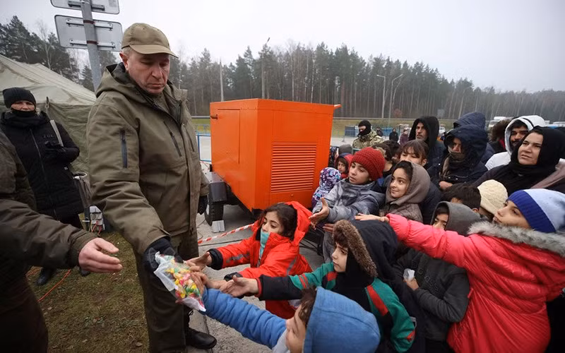 Migrants receive humanitarian aid at the Belarus-Poland border, November 2021. (Photo: Reuters)