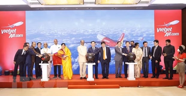NA Chairman Vuong Dinh Hue and Speaker of the Indian Lok Sabha (the lower house) Om Birla attend a ceremony to launch Vietjet Air's new direct air routes between Vietnam and India. (Photo: VNA)