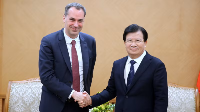 Deputy Prime Minister Trinh Dinh Dung (R) and Member of the Managing Board of Siemens AG Cedrik Neike (Photo:VGP)