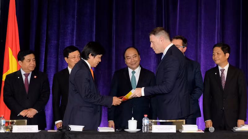 Vietnamese Prime Minister Nguyen Xuan Phuc and senior leaders of Vietnam and Australia witnessed the signing ceremony (photo: Vietjet)