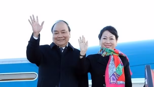 Prime Minister Nguyen Xuan Phuc and his spouse at Copenhagen international airport (Source: VNA)