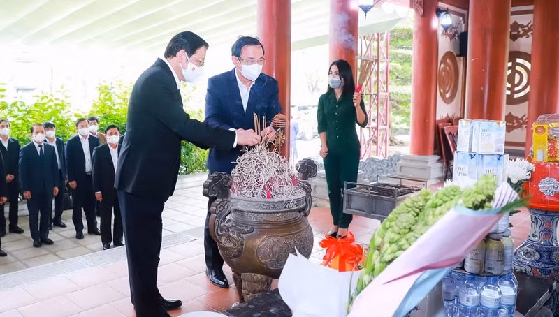 Politburo members Phan Dinh Trac and Nguyen Van Nen offered incense to commemorate youth volunteers who sacrificed their lives on the battlefield in Truong Bon.