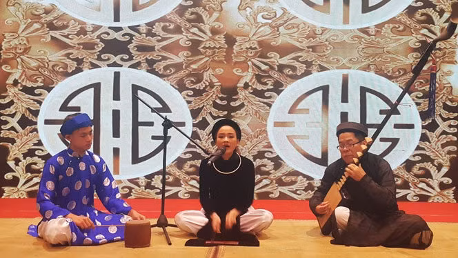 A performance by singer Dang Thi Lua at the second Hanoi Young Ca Tru Talent. (Photo: VNA)