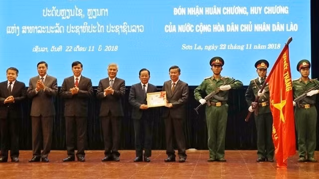 Son La province receive Development Medal from Laos 